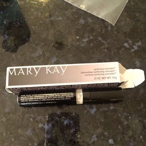 Mary Kay Light Ivory Concealer